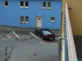 Blick vom Balkon. Hoffentlich bekomme ich irgendwann einen Parkplatz da unten im Hof.